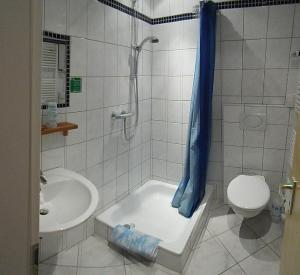 A bathroom at Pension Bartz