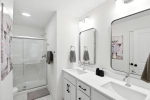 Ένα μπάνιο στο Modern Townhome Retreat in Prime Location townhouse