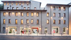 Un grand bâtiment blanc avec de nombreuses fenêtres dans l'établissement Di Sabatino Resort - Suite Apartments & Spa, à Ascoli Piceno