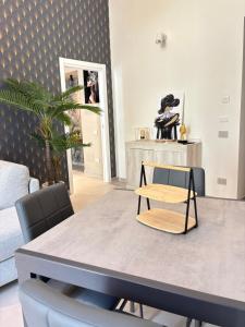 a dining table and chairs in a living room at Donna Sofia in Torre Annunziata