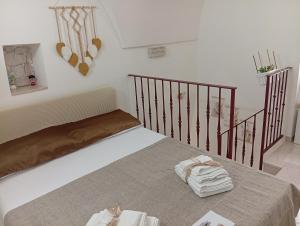 ein Schlafzimmer mit einem Bett und einem Treppenaufgang in der Unterkunft CV MiRa house in Putignano