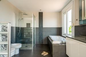 Koupelna v ubytování Spacious 3BR Villa with Pool and Sea Views - Hosted by Lapponia Properties
