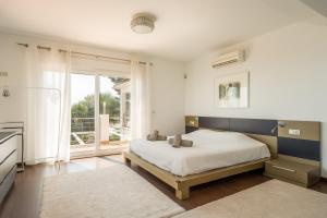Postel nebo postele na pokoji v ubytování Spacious 3BR Villa with Pool and Sea Views - Hosted by Lapponia Properties