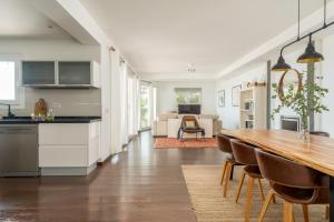 Køkken eller tekøkken på Spacious 3BR Villa with Private Pool and Sea Views