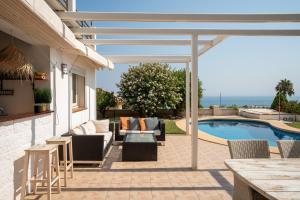 Bazén v ubytování Spacious 3BR Villa with Pool and Sea Views - Hosted by Lapponia Properties nebo v jeho okolí