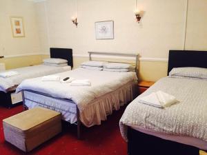 um quarto com duas camas individuais num quarto em Welbeck Hotel - Close to Beach, Train Station & Southend Airport em Southend-on-Sea