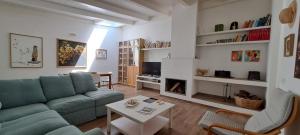 a living room with a couch and a table at Casa indipendente a 2 passi dal mare in Amantea +7 photos