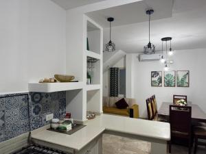 a kitchen and living room with a dining room at Palmerai BUCAY in Cumanda