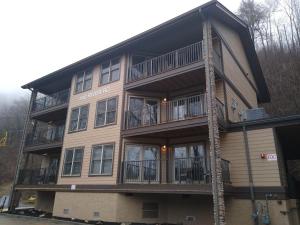 un gran edificio de apartamentos con balcones. en River's Edge, en Gatlinburg