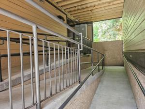 una habitación vacía con escaleras en un edificio en River's Edge, en Gatlinburg