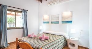 Ένα ή περισσότερα κρεβάτια σε δωμάτιο στο Ses Rotes - Es Morer Property +24 φωτογραφίες