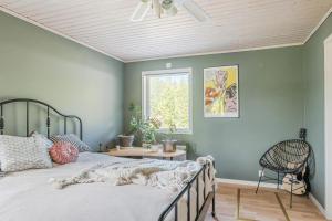 Ένα ή περισσότερα κρεβάτια σε δωμάτιο στο 2 bedroom Lake house