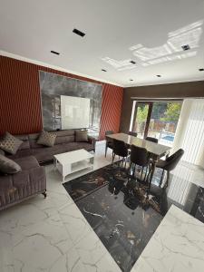 a living room with a couch and a table at River Edge House in İsmayıllı