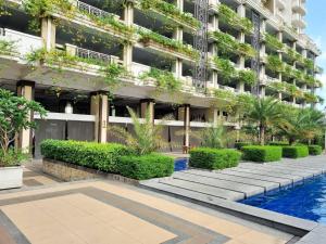 un condominio con piscina di fronte di 2BR Cozy Spacious Family Condo, Great View Karaoke At Torre De Manila a Manila