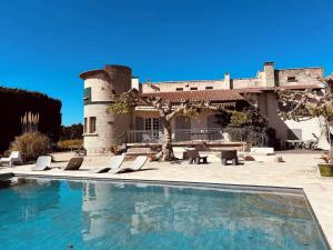 Bazén v ubytování Grande Villa Provençale avec Piscine Privée à Gémenos nebo v jeho okolí