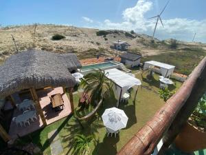 een luchtzicht op een huis met een windmolen bij Pousada Villa La Creta in Amontada +4 foto's
