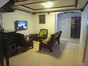 TV/trung tâm giải trí tại Vacation Home by Rowena Sacarez +2 ảnh