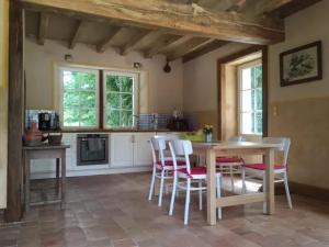 Kuchyň nebo kuchyňský kout v ubytování Maison de charme à Beaumont-Village avec piscine privéea