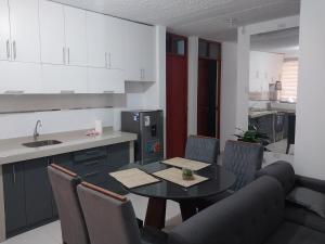 Una cocina y un comedor con mesa y sillas. en Extraordinary Apartment, en Tacna