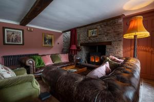 Χώρος καθιστικού στο 16th Century House, Castle Views, Mountain Views, Hot Tub, Firepit, Stunning Interiors
