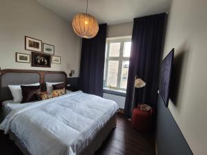 a bedroom with a large bed and a window at Hotel Bishops Arms Lund in Lund