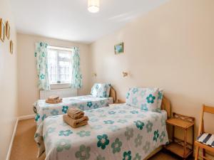 ein Schlafzimmer mit zwei Betten und einem Fenster in der Unterkunft Peartree Farm Cottages - Rchm39 in Ebberston