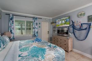 TV a/nebo společenská místnost v ubytování Tropic Terrace Suite #10 - Beachfront Resort