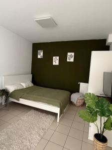 Postel nebo postele na pokoji v ubytování Tropical Room - Self Check In - Bad Nauheim