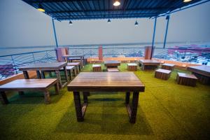 a group of picnic tables on a cruise ship at Backpackers Park Varanasi in Varanasi