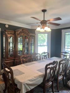 una sala da pranzo con tavolo e ventilatore a soffitto di Historic 4 Bed 2 Bath Victorian Estate Fast Wifi a Fair Haven