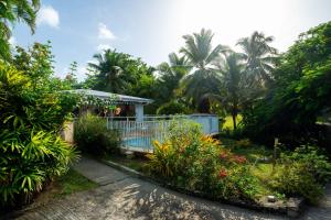 una casa en medio de un jardín en Villa Hibiscus, en Le François