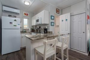 eine Küche mit weißen Geräten und weißen Schränken in der Unterkunft Tropic Terrace Suite #49 - Beachfront Resort in St Pete Beach