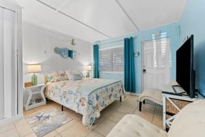 Кровать или кровати в номере Tropic Terrace Suite #12 - Beachfront Resort +13 фотографий