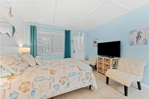 Телевизор и/или развлекательный центр в Tropic Terrace Suite #12 - Beachfront Resort