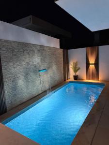 Kolam renang di atau dekat dengan JolikaS House Heated Pool and EV point