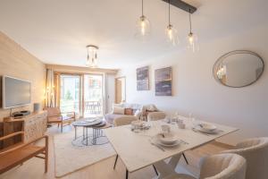 Posezení v ubytování Alpe d'Huez Houses - Chez Côme, Nid douillet dans résidence Spa 5 étoiles, skis au pied, avec vue et jardin