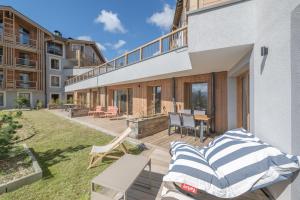 Balkón nebo terasa v ubytování Alpe d'Huez Houses - Chez Côme, Nid douillet dans résidence Spa 5 étoiles, skis au pied, avec vue et jardin