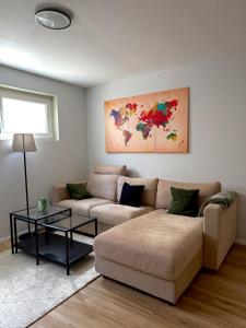 una sala de estar con un sofá y una mesa en Cozy Room - Self Check In - Bad Nauheim, en Bad Nauheim