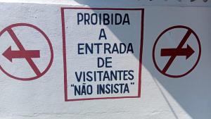 a sign on the side of a building that says no music at BELL MAR CHALéS 01e 02 in Luis Correia