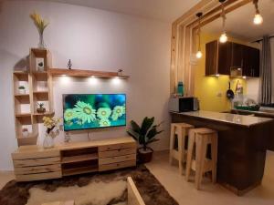 BungomaにあるBgm comfy lovely studio h4のリビングルーム(薄型テレビ付) +34枚の写真