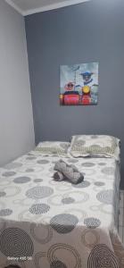 ein Bett in einem Schlafzimmer mit einem Bild an der Wand in der Unterkunft Studio 42 próximo a UFT e Praias in Palmas + 14 Fotos