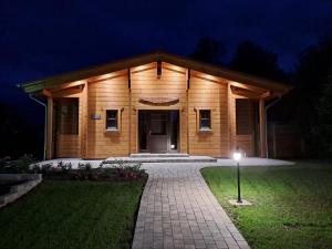 un bâtiment en bois avec une lumière devant lui dans l'établissement Naturerlebnisdorf Blauvogel Hasselfelde, à Hasselfelde