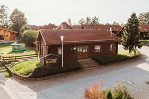 un modèle de maison en bois avec une allée dans l'établissement Naturerlebnisdorf Blauvogel Hasselfelde, à Hasselfelde