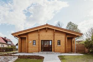 une petite cabane en rondins avec une grande porte dans l'établissement Naturerlebnisdorf Blauvogel Hasselfelde, à Hasselfelde