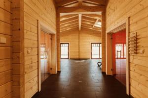 un couloir dans un bâtiment en bois avec des murs en bois dans l'établissement Naturerlebnisdorf Blauvogel Hasselfelde, à Hasselfelde 114 autres photos