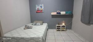 ein Zimmer mit zwei Betten und einem Tisch mit einer Kerze in der Unterkunft Studio 42 próximo a UFT e Praias in Palmas