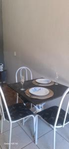 einen Tisch mit zwei Tellern und zwei Weingläsern darauf in der Unterkunft Studio 42 próximo a UFT e Praias in Palmas