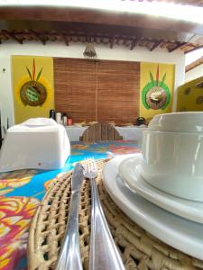 una mesa con platos y utensilios encima en Pousada Arraial Suites, en Arraial d'Ajuda 51 fotos más