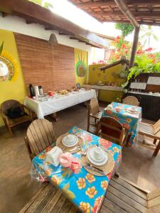 Un comedor con una mesa y sillas en una habitación. en Pousada Arraial Suites, en Arraial d'Ajuda