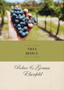 a person holding a bunch of grapes in their hand at Villa Bianca - Holiday & Business in Elsenfeld